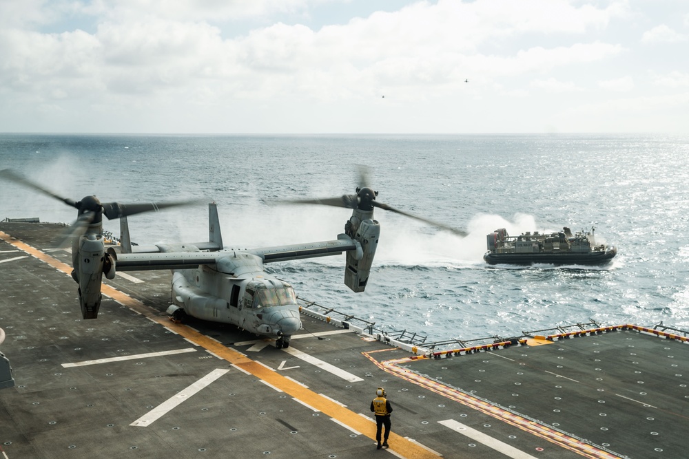 15th MEU, USS Boxer Conduct Air and Surface Operations Underway