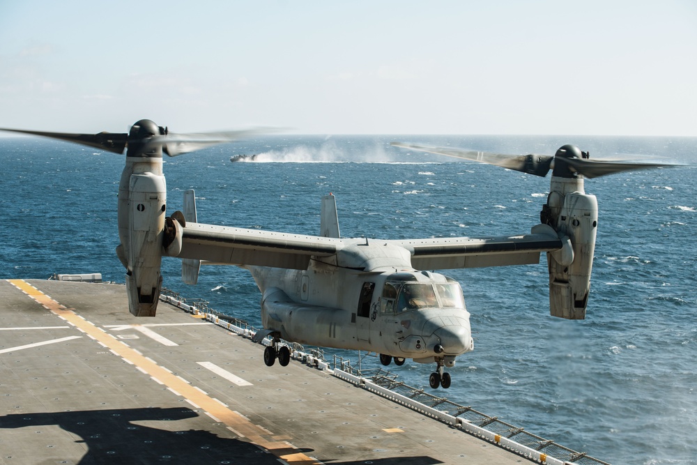 15th MEU, USS Boxer Conduct Air and Surface Operations Underway