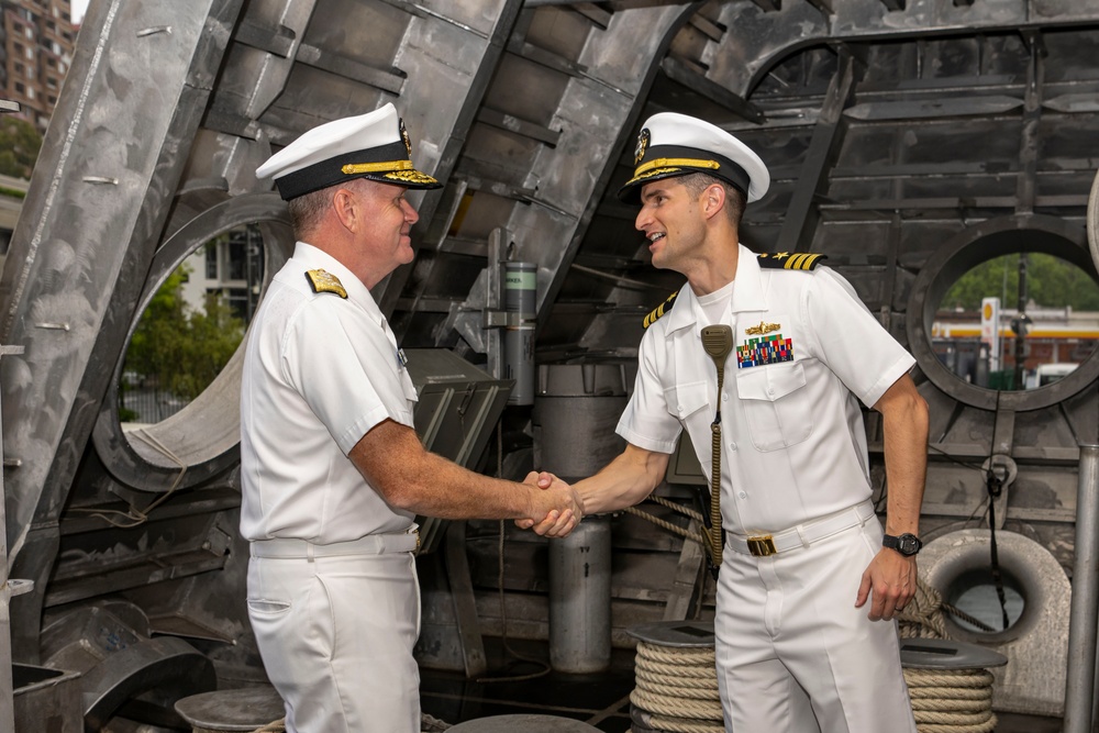 Commander, U.S. Pacific Fleet visits USS Oakland (LCS 24)