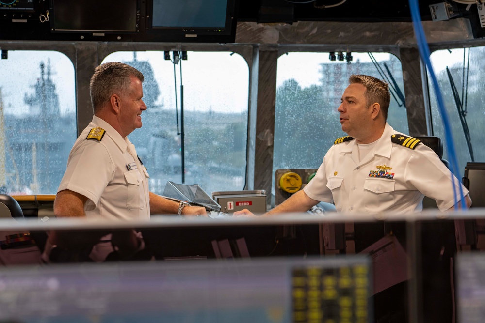 Commander, U.S. Pacific Fleet visits USS Oakland (LCS 24)