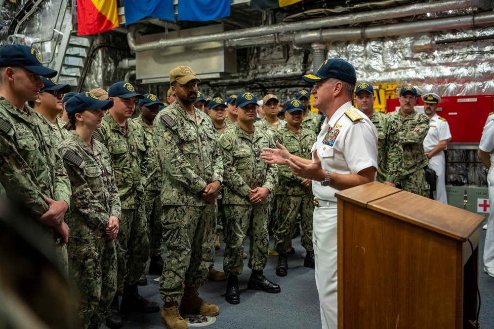 Commander, U.S. Pacific Fleet visits USS Oakland (LCS 24)