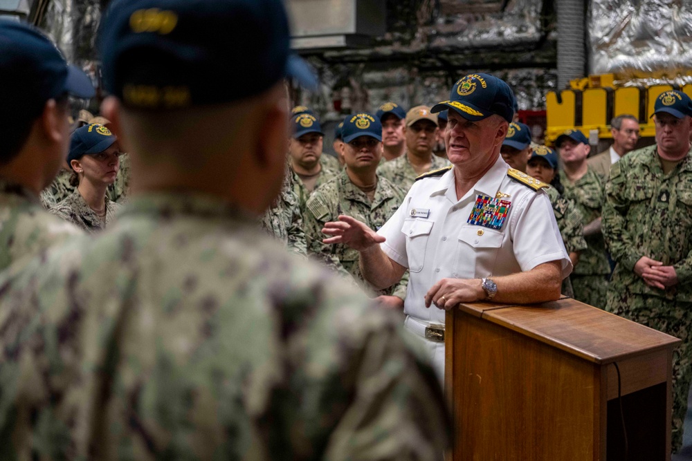 Commander, U.S. Pacific Fleet visits USS Oakland (LCS 24)