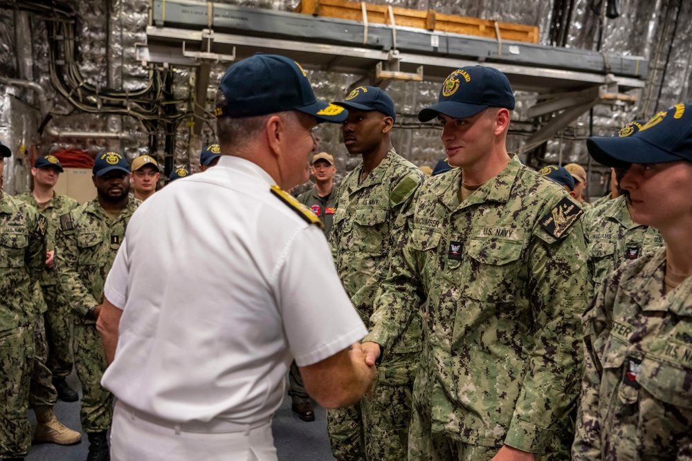 Commander, U.S. Pacific Fleet visits USS Oakland (LCS 24)