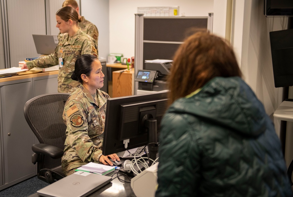 423d MDS conducts mass flu vaccination