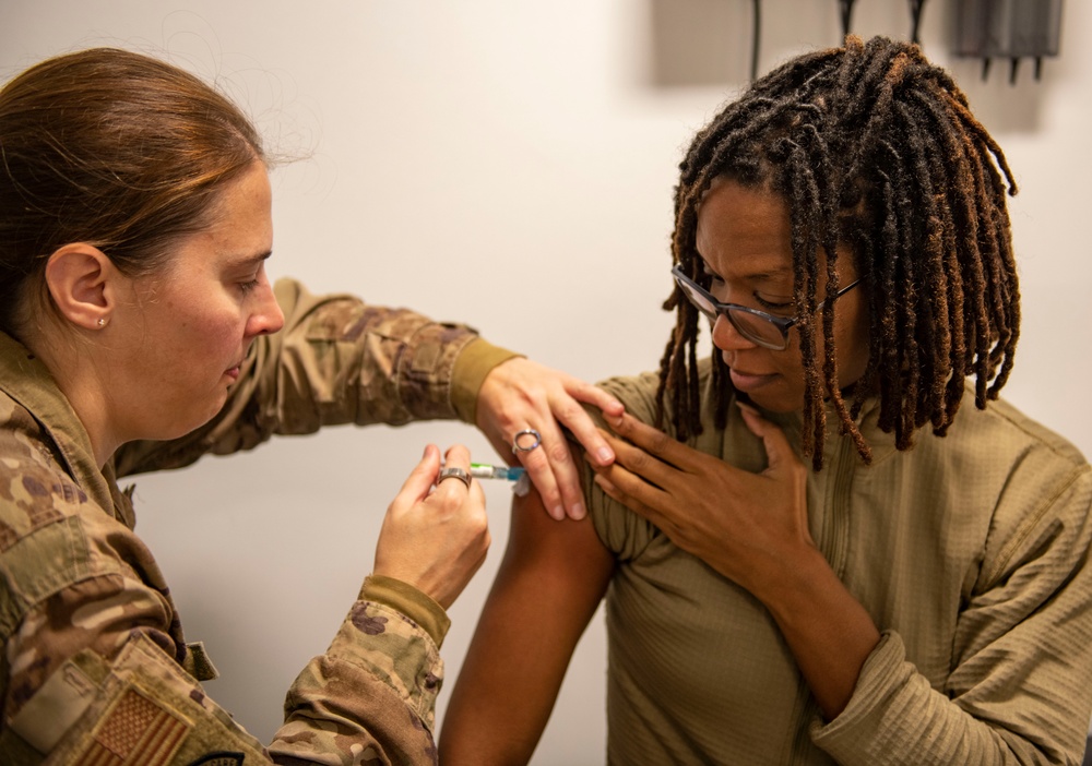 423d MDS conducts mass flu vaccination