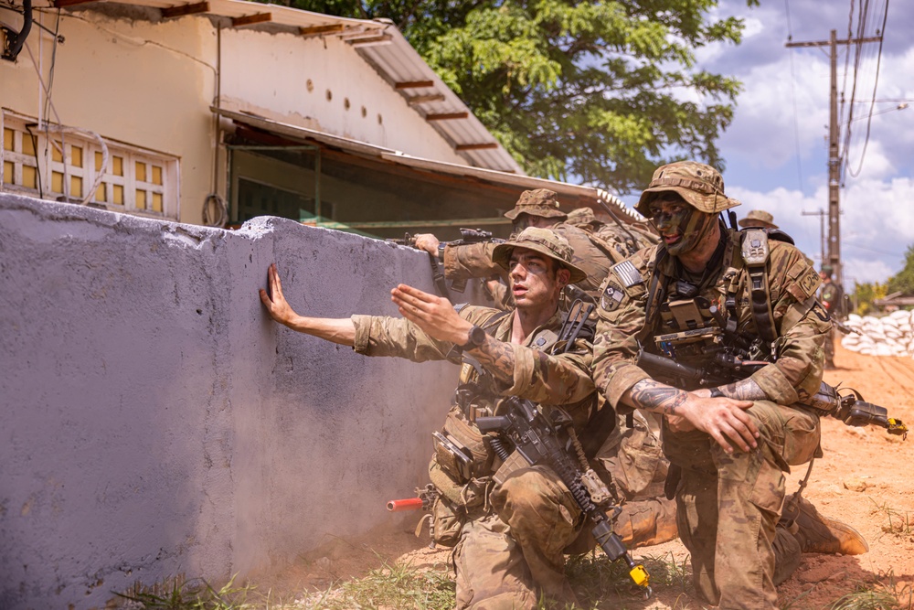 U.S., Brazilian soldiers conduct river and jungle movement to conduct mock-assault