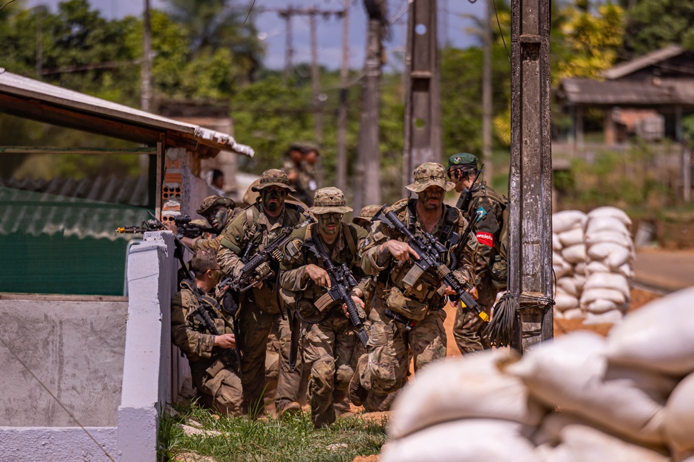 U.S., Brazilian soldiers conduct river and jungle movement to conduct mock-assault