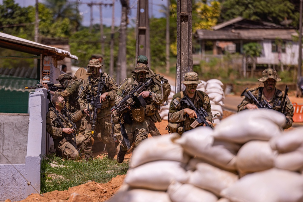 U.S., Brazilian soldiers conduct river and jungle movement to conduct mock-assault