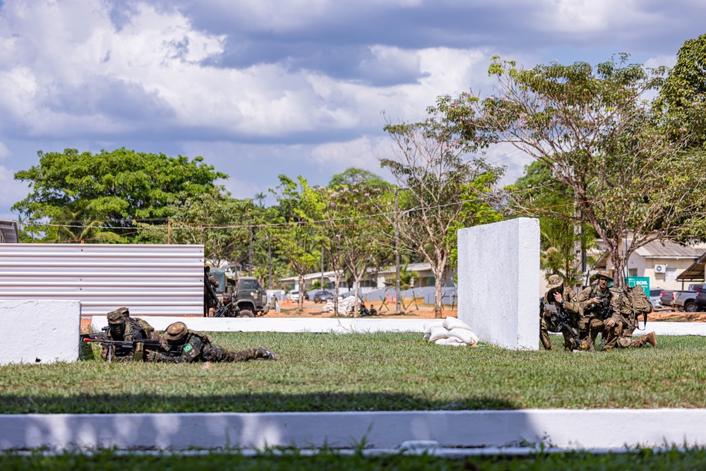 U.S., Brazilian soldiers conduct river and jungle movement to conduct mock-assault