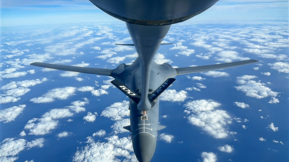 100th ARW refuels Dyess AFB B1-B Lancer