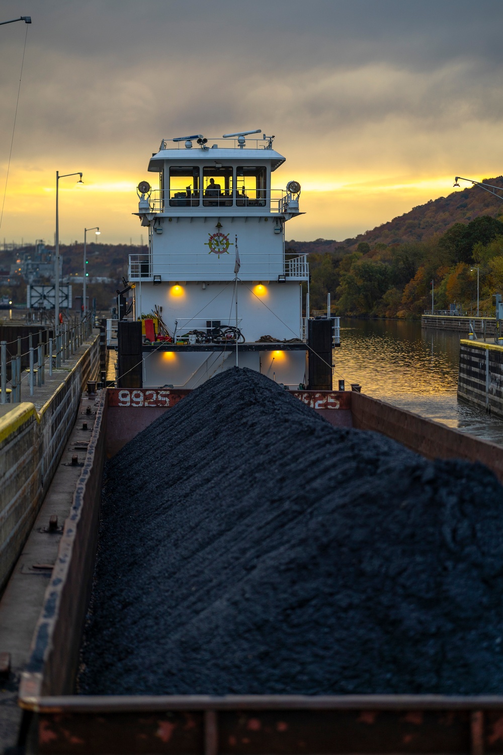 Public affairs specialists produce photo stories at Montgomery Locks and Dam