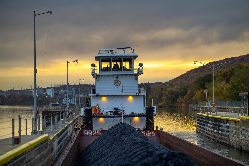 Public affairs specialists produce photo stories at Montgomery Locks and Dam