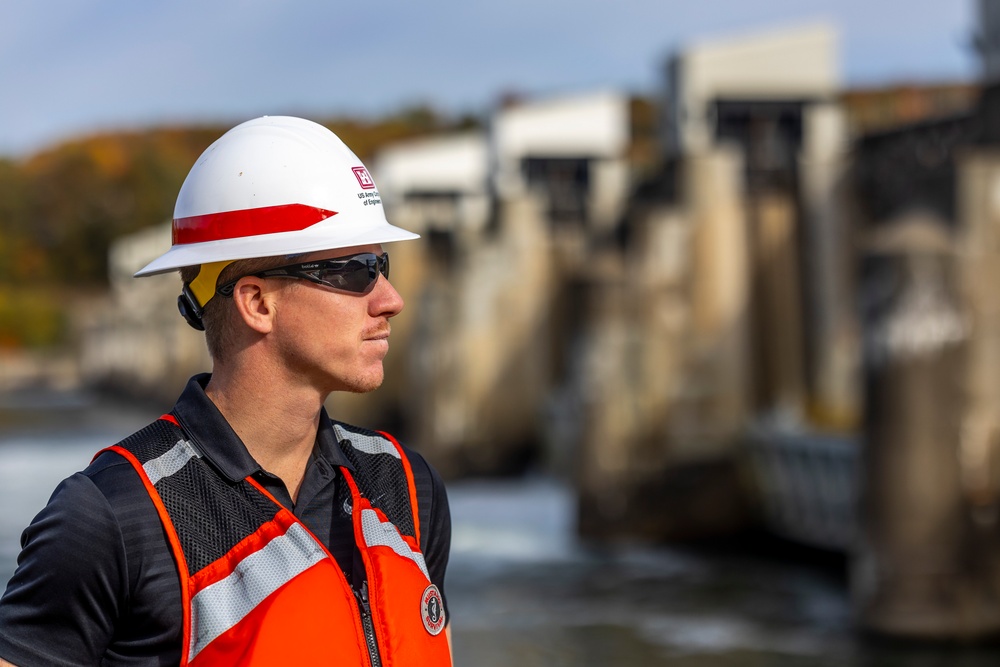 Public affairs specialists produce photo stories at Montgomery Locks and Dam