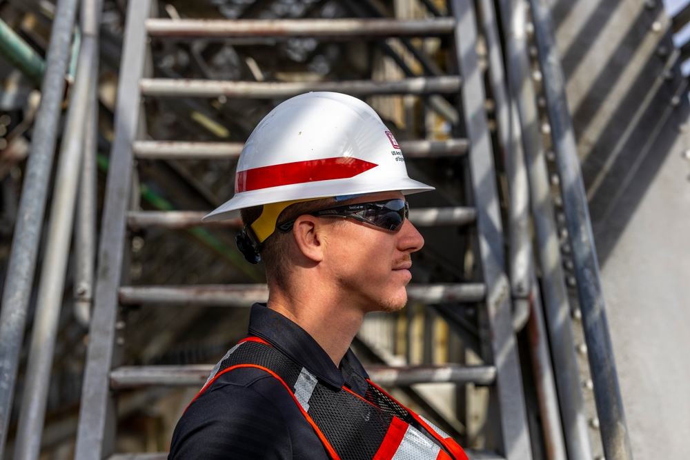 Public affairs specialists produce photo stories at Montgomery Locks and Dam