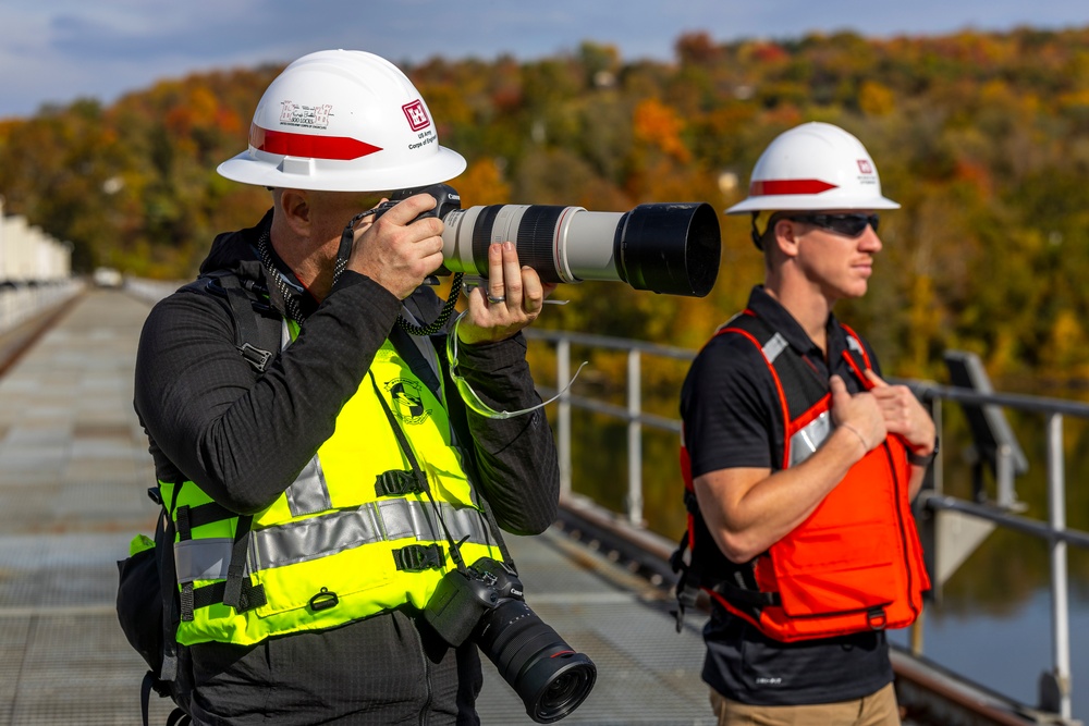 Public affairs specialists produce photo stories at Montgomery Locks and Dam