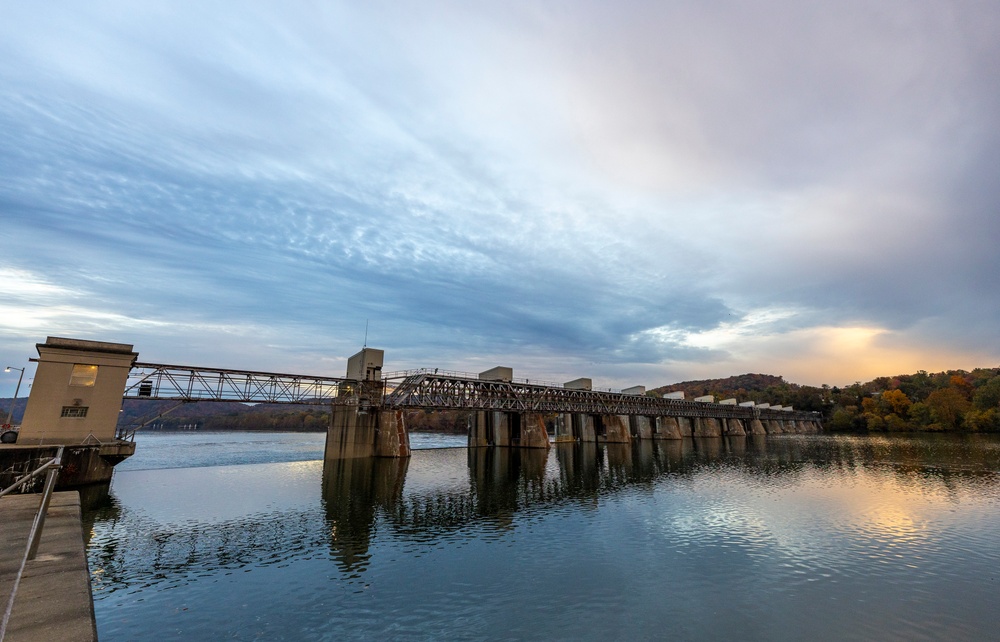 Public affairs specialists produce photo stories at Montgomery Locks and Dam