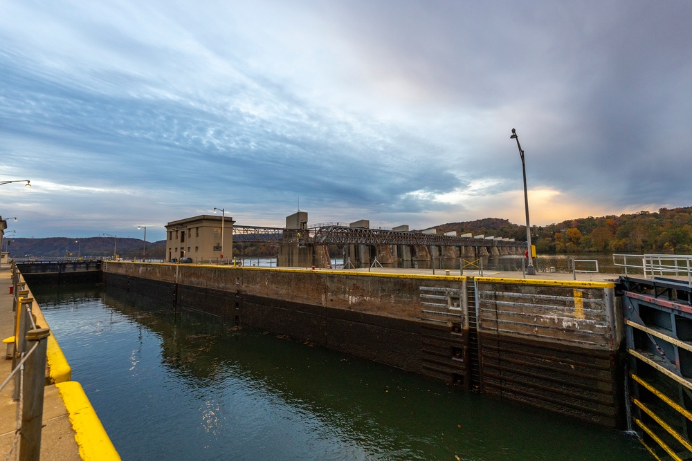 Public affairs specialists produce photo stories at Montgomery Locks and Dam