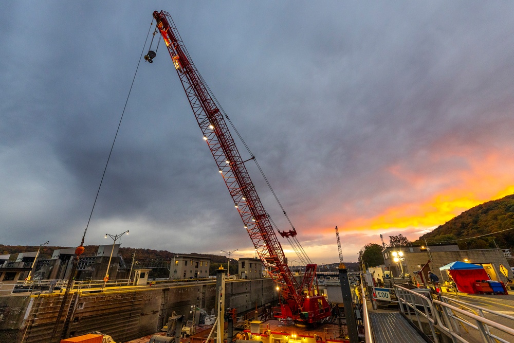 Public affairs specialists produce photo stories at Montgomery Locks and Dam