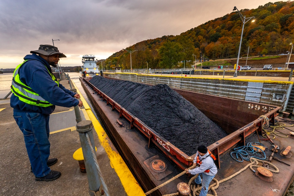 Public affairs specialists produce photo stories at Montgomery Locks and Dam