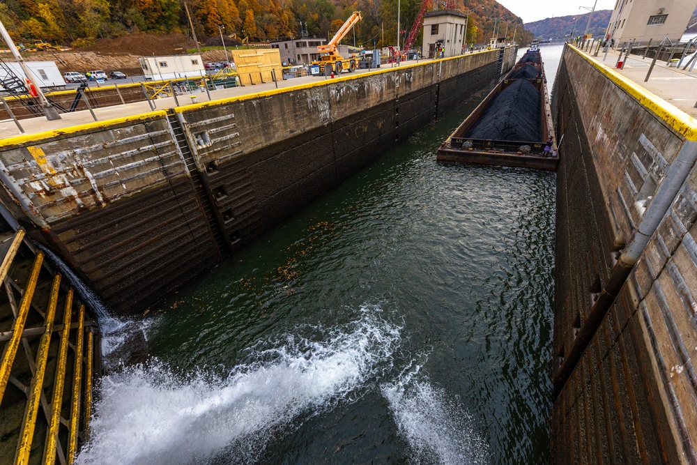 Public affairs specialists produce photo stories at Montgomery Locks and Dam