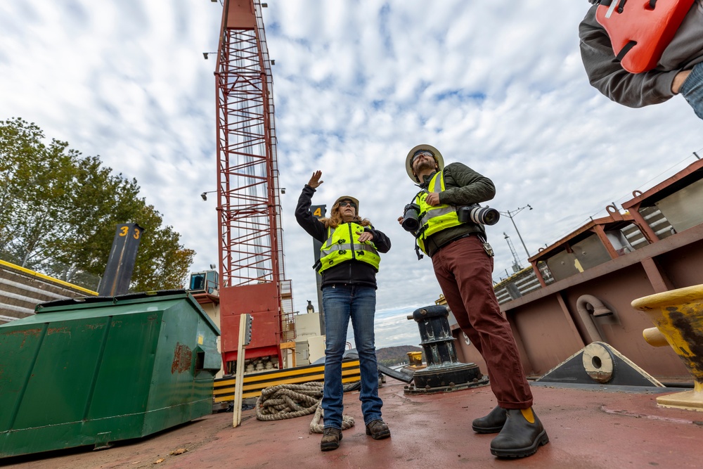 Public affairs specialists produce photo stories at Montgomery Locks and Dam