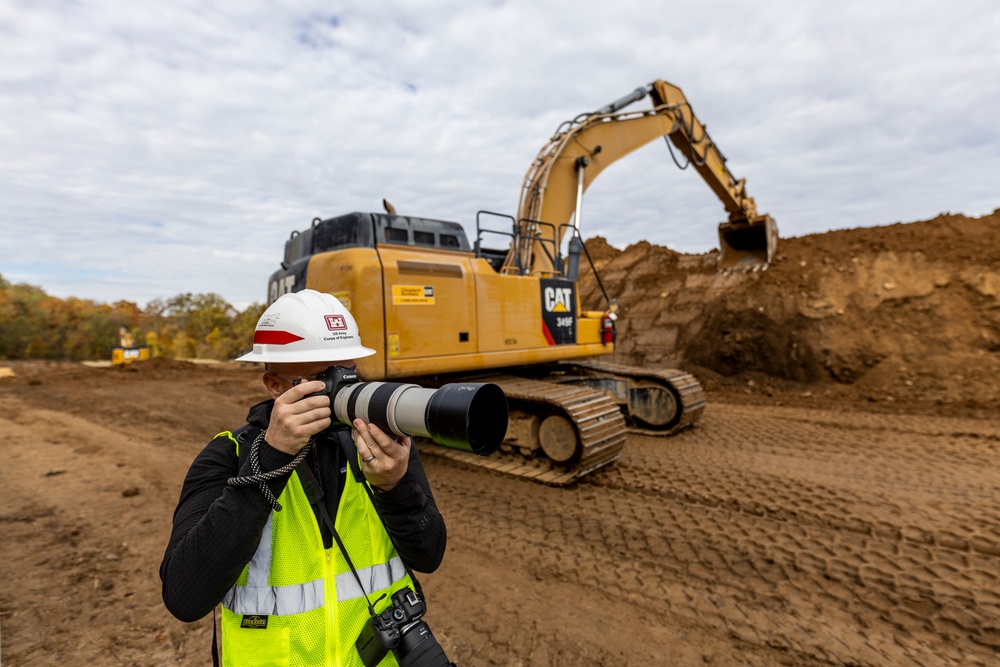 Public affairs specialists produce photo stories at Montgomery Locks and Dam