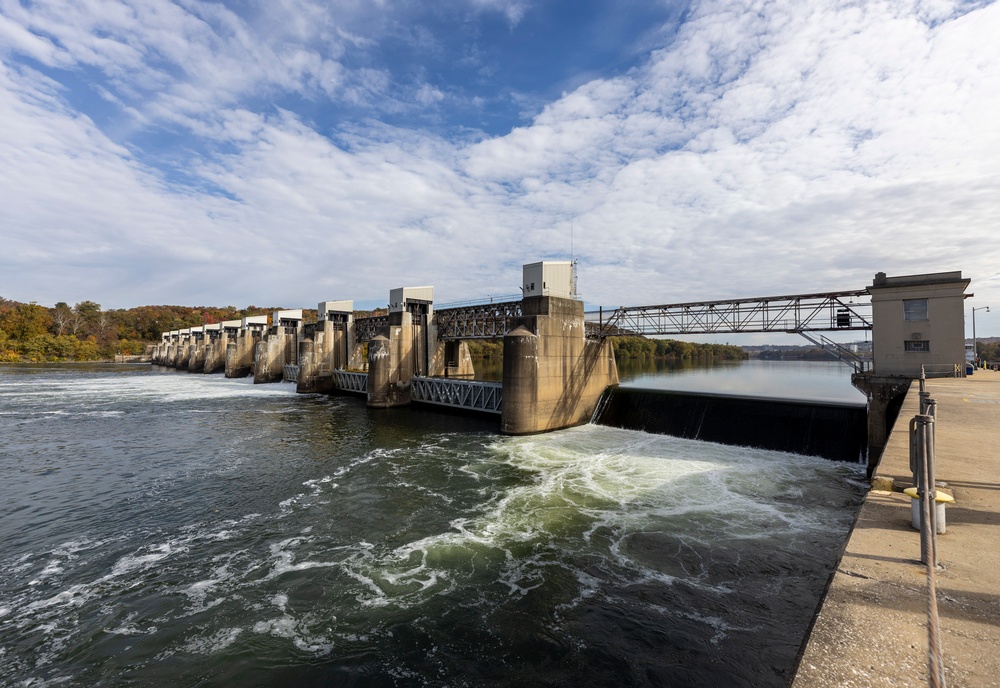 Public affairs specialists produce photo stories at Montgomery Locks and Dam