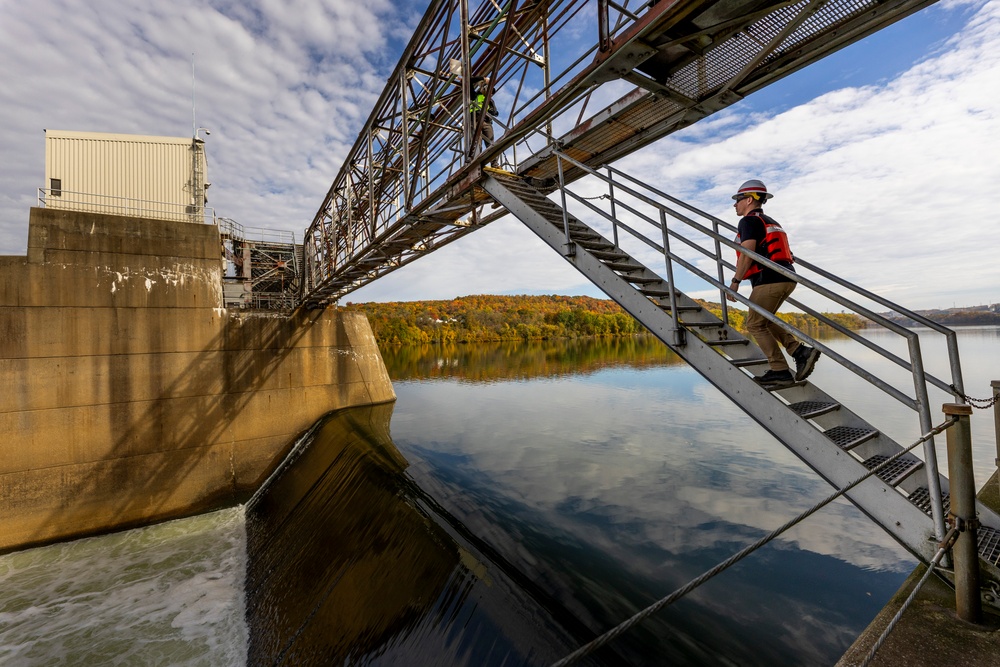 Public affairs specialists produce photo stories at Montgomery Locks and Dam