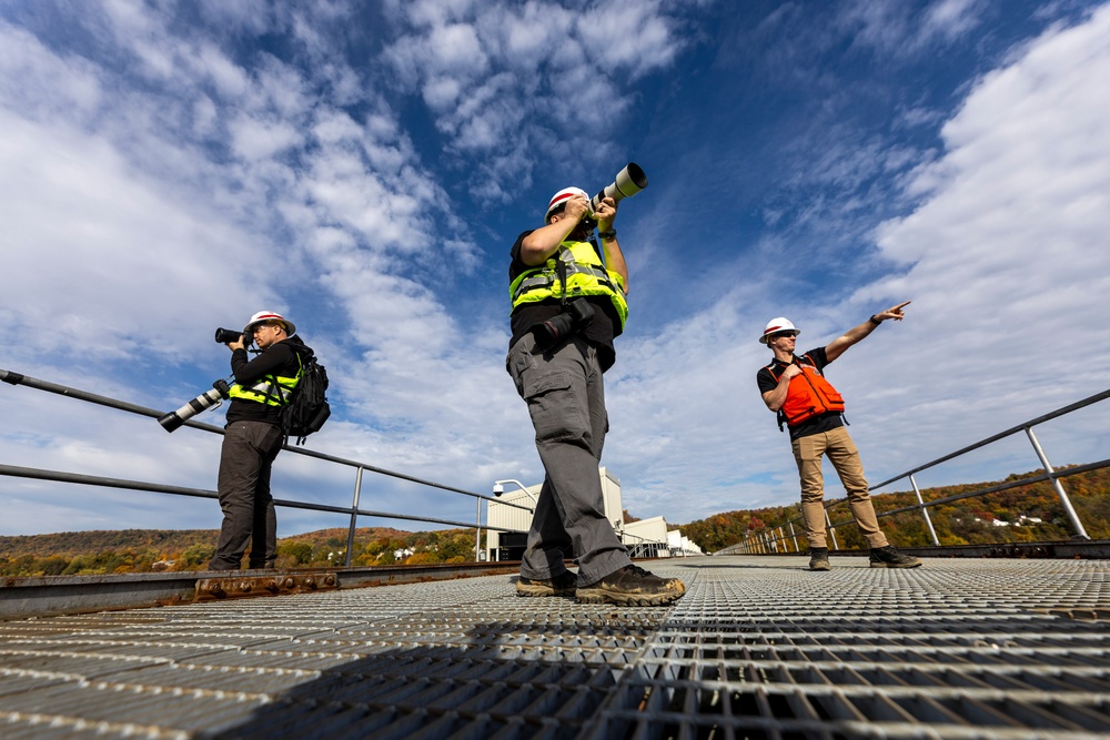 Public affairs specialists produce photo stories at Montgomery Locks and Dam