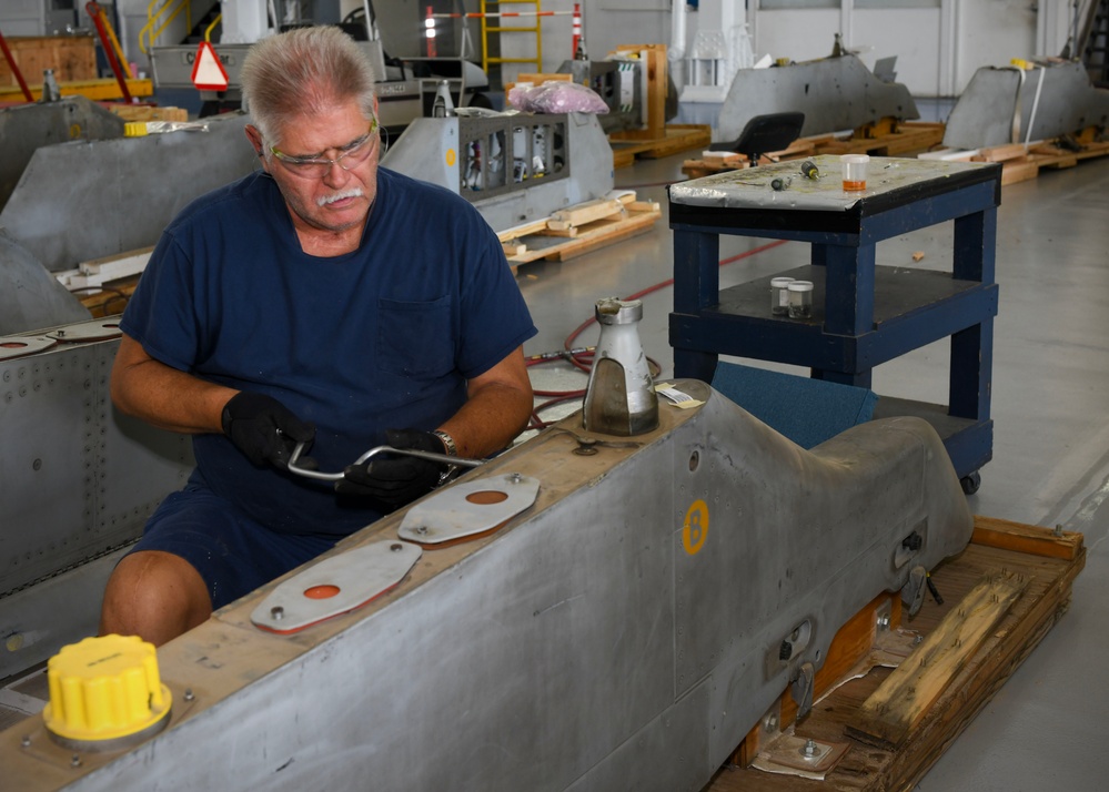 Fleet Readiness Center artisans overhaul Super Hornet pylons