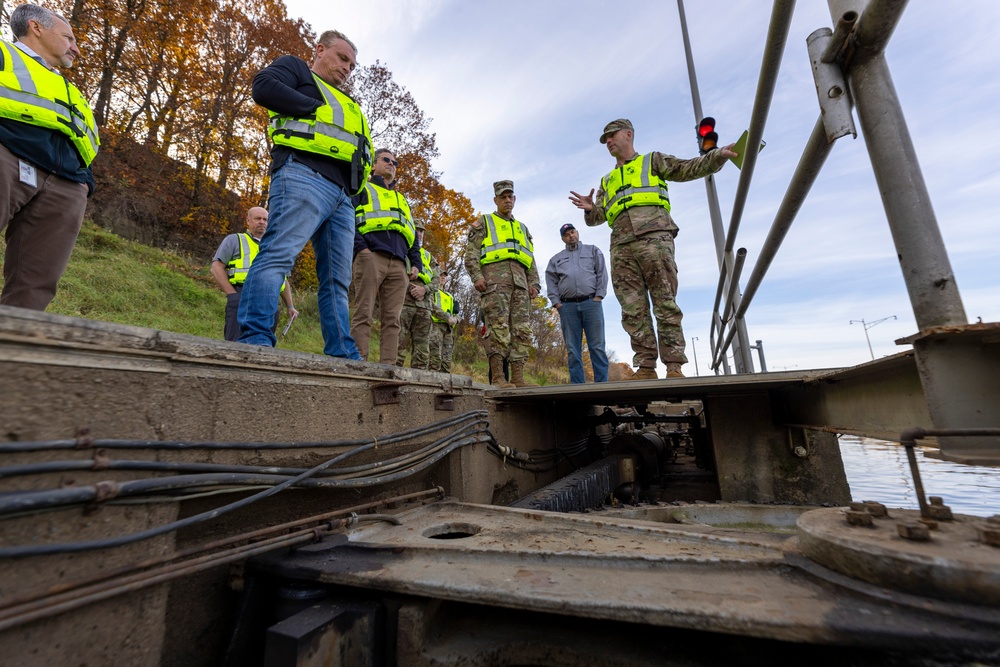 Engineer commander for Great Lakes and Ohio River Division visits Pittsburgh District