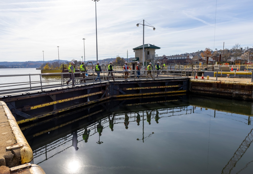 Engineer commander for Great Lakes and Ohio River Division visits Pittsburgh District