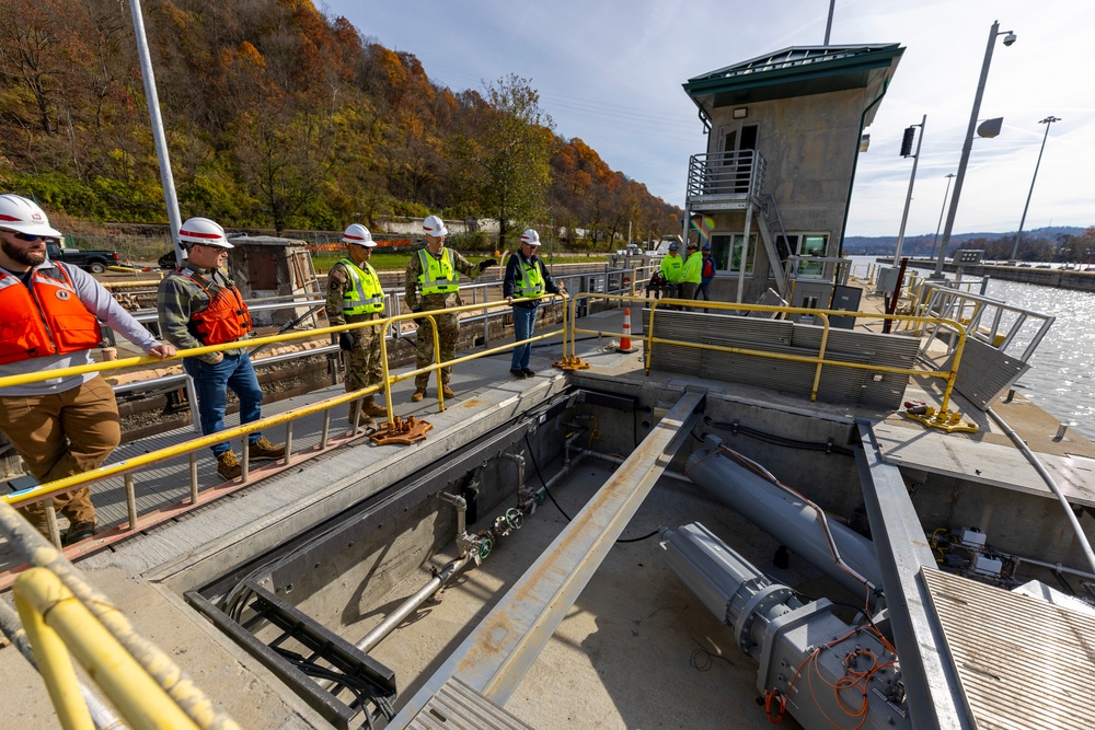 Engineer commander for Great Lakes and Ohio River Division visits Pittsburgh District