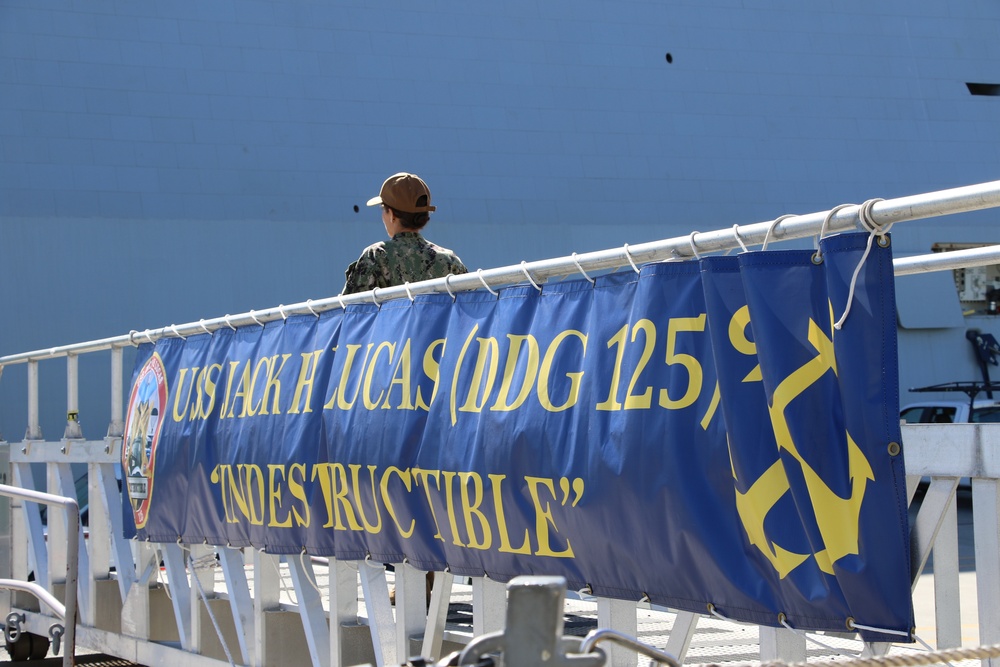 Commander, Naval Surface Forces, U.S. Pacific Fleet Visits USS Jack H Lucas (DDG 125)