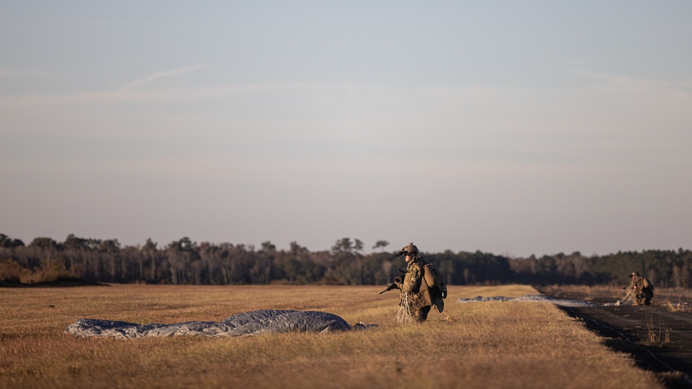 24th MEU MSPF Conducts Parachute Insertion