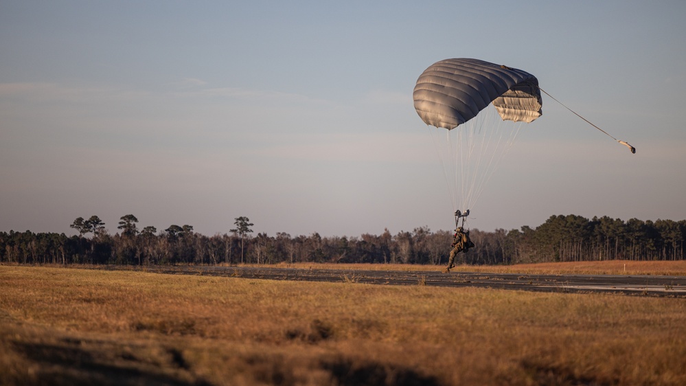 24th MEU MSPF Conducts Parachute Insertion