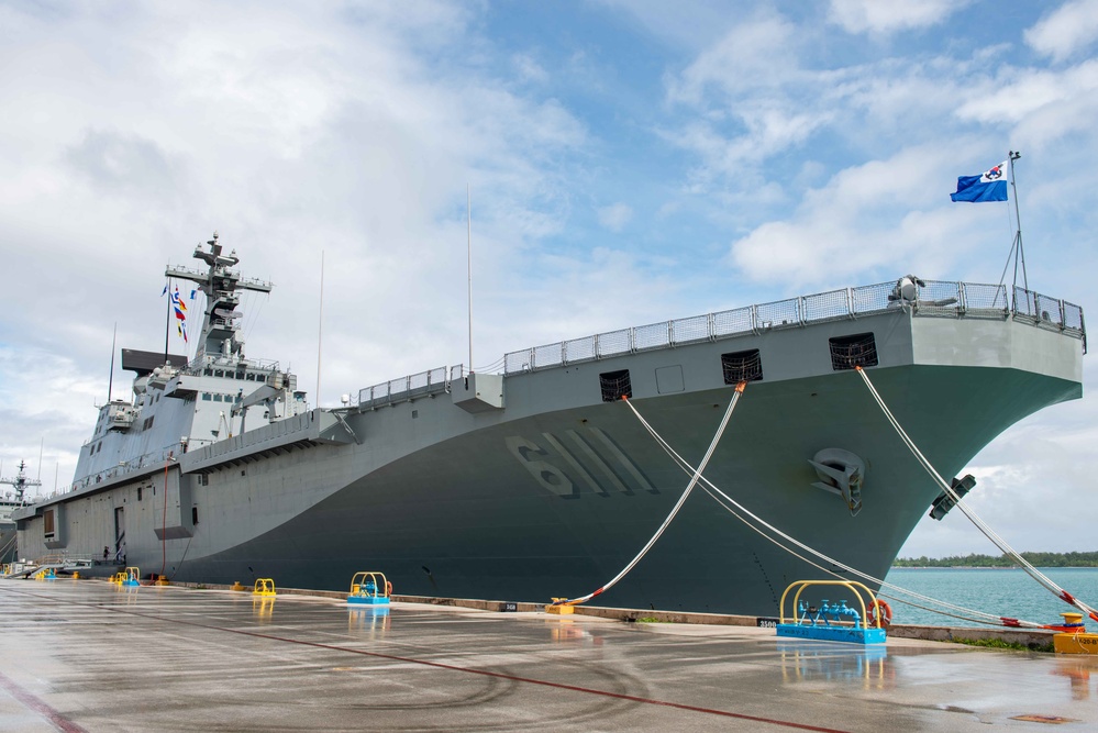 ROK Dokdo (LPH-6111) Pulls Into Guam