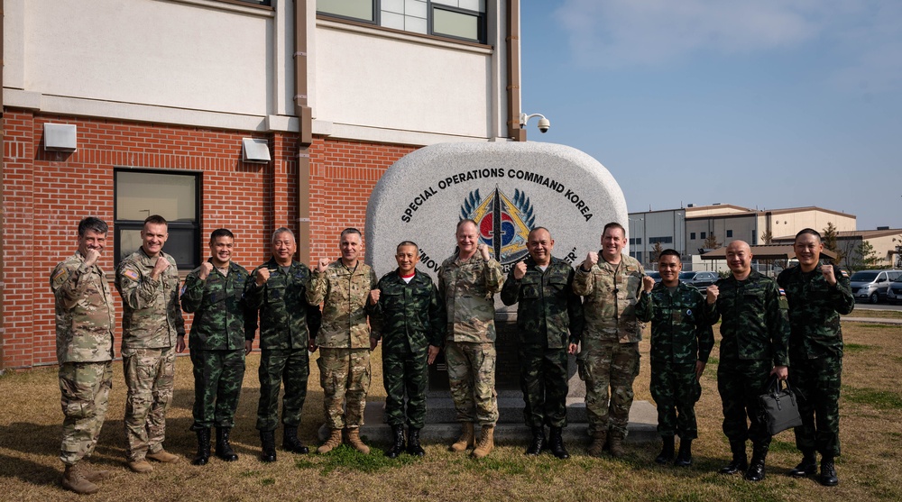 Thai Chief of Defense meets with SOCKOR leaders during visit to ROK