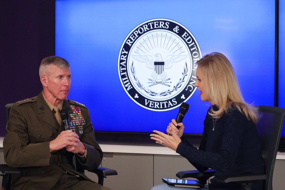 Gen. Smith Speaks with Members of the Military Reporters and Editors Board