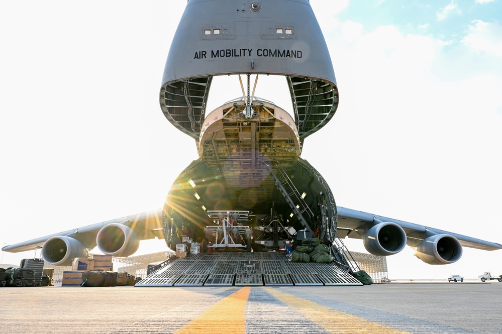 U.S. Air Force C-5 delivers passengers and munitions to CENTCOM AOR