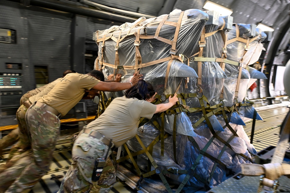 U.S. Air Force C-5 delivers passengers and munitions to CENTCOM AOR