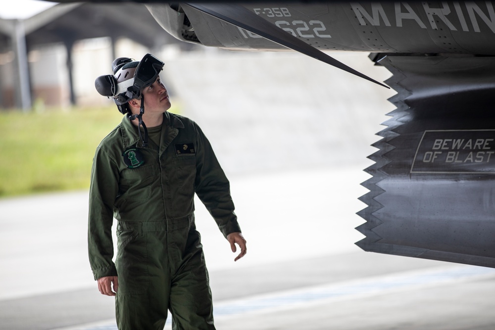 Resolute Dragon 23 | 1st MAW conducts distributed flight operations at Kadena Air Base