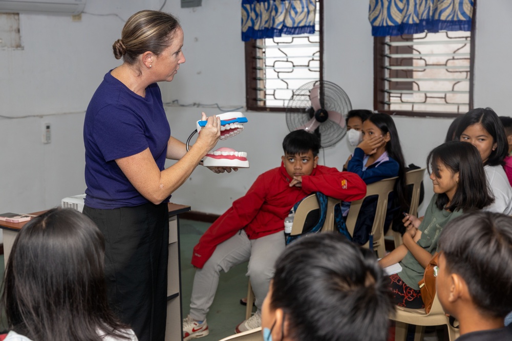 U.S. Navy dentist shares knowledge with Filipino students and medical personnel