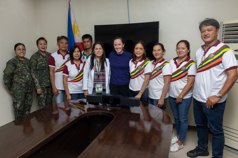 U.S. Navy dentist shares knowledge with Filipino students and medical personnel