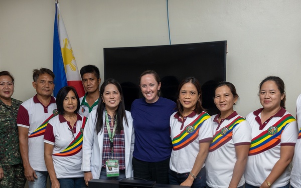 U.S. Navy dentist shares knowledge with Filipino students and medical personnel