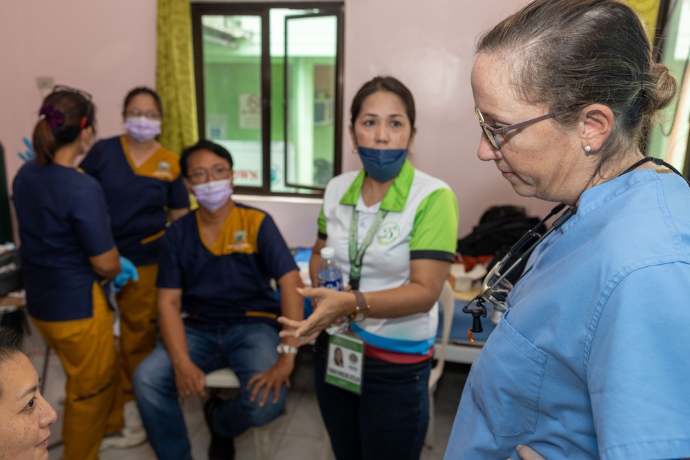 U.S. Navy Dentist helps Filipino dentists in clinical outreach for KAMANDAG 7