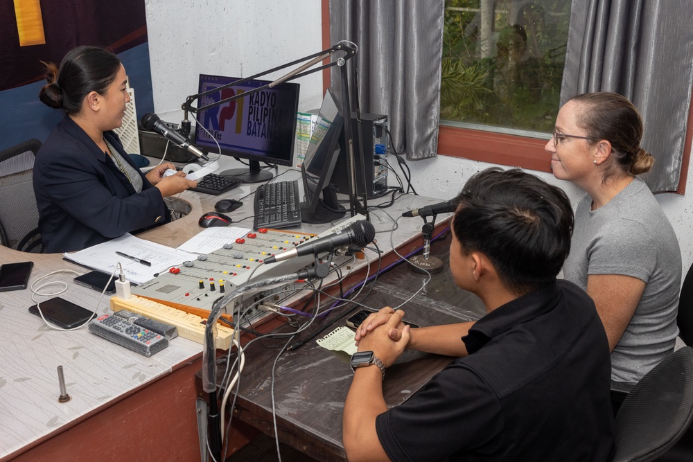U.S. Navy Dentist helps Filipino dentists in clinical outreach for KAMANDAG 7