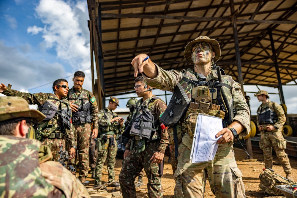 U.S., Brazilian soldiers conduct river and jungle movement to conduct mock-reconnaissance