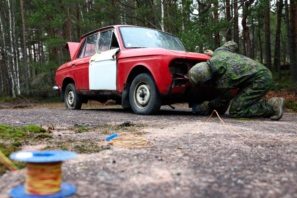 Marines with CLB-6 and Finnish Service Members with Coastal Brigade Conduct Explosive Ordnance Disposal Training