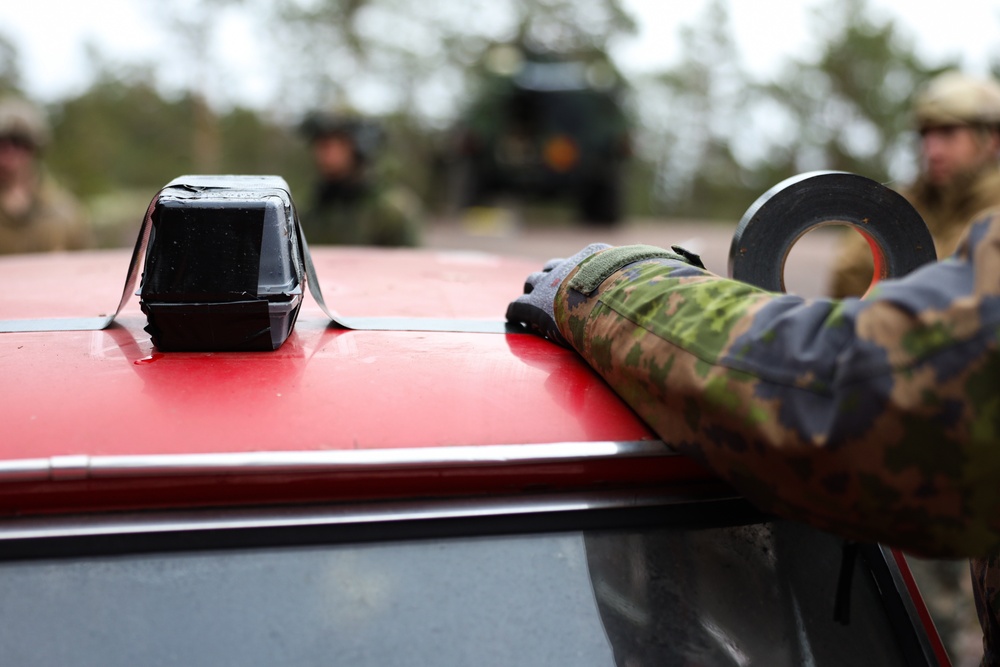 Marines with CLB-6 and Finnish Service Members with Coastal Brigade Conduct Explosive Ordnance Disposal Training